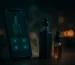 هاتف ذكي يعرض متجر فيب أونلاين بجانبه جهاز بود فيب وزجاجة سائل نيكوتين مع إضاءة درامية وبخار خفيف